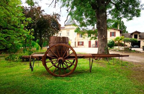 Bayon-sur-Gironde Bed & Breakfast | Chateau La Croix De Millorit - Family-Friendly Getaway
