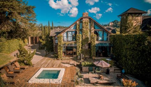 Vila Everest House | Discover Chateau La Villette: Oceanfront Bliss Awaits