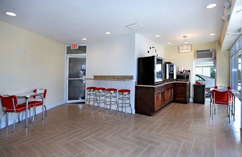 Bostroms Lower Ormond Beach Hotel | Relax at Chateau Mar Beach Resort with Pool & Family Amenities