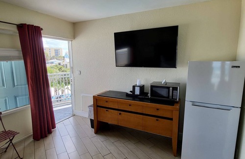 Bostroms Lower Ormond Beach Hotel | Relax at Chateau Mar Beach Resort with Pool & Family Amenities