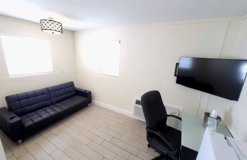 Bostroms Lower Ormond Beach Hotel | Relax at Chateau Mar Beach Resort with Pool & Family Amenities