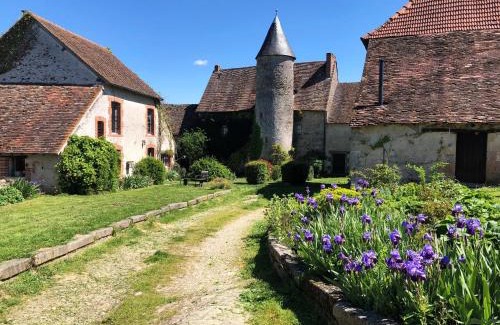 Brigueil-le-Chantre Bed & Breakfast | Chateau Mareuil: Oceanfront Retreat with Pool & Pet-Friendly