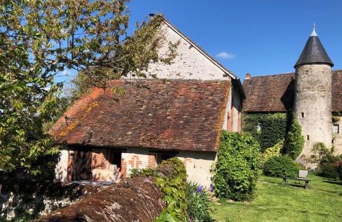 Brigueil-le-Chantre Bed & Breakfast | Chateau Mareuil: Oceanfront Retreat with Pool & Pet-Friendly