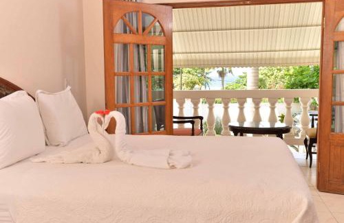 Montego Bay House | Relaxing Stay at Chateau Margarita JA with Pool & Hot Tub