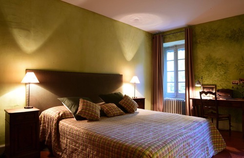 Saint-Antonin-du-Var Bed & Breakfast | Experience Relaxation at Chateau Mentone with Pool & Spa