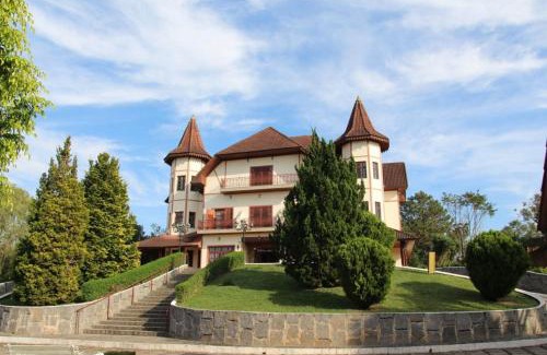 Vale dos Pinheiros Hotel | Chateau Palace: Pet-Friendly Retreat with Pool & Breakfast