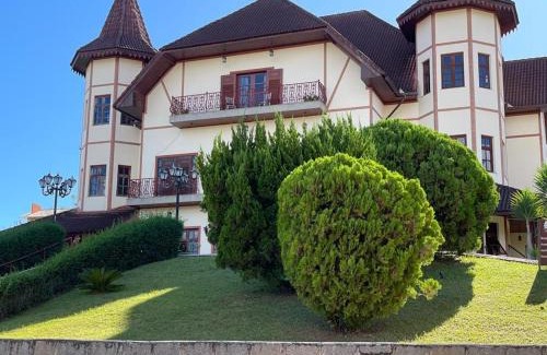 Vale dos Pinheiros Hotel | Chateau Palace: Pet-Friendly Retreat with Pool & Breakfast