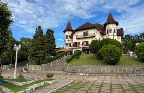 Vale dos Pinheiros Hotel | Chateau Palace: Pet-Friendly Retreat with Pool & Breakfast