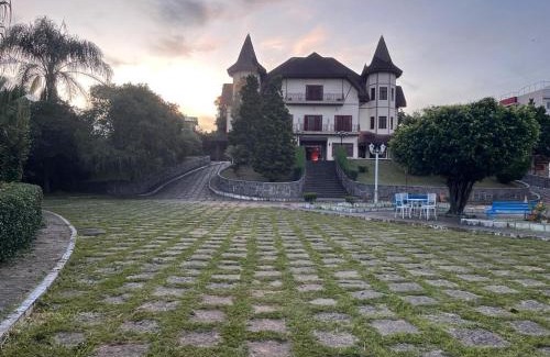 Vale dos Pinheiros Hotel | Chateau Palace: Pet-Friendly Retreat with Pool & Breakfast