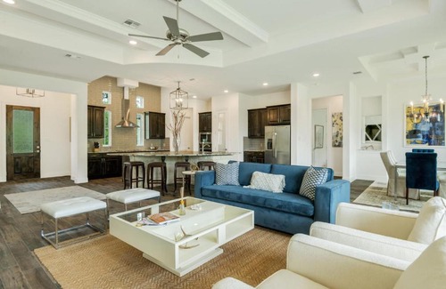 Spring Branch Villa | Elegant Chateau Riviere: Family-Friendly with Breakfast and Kitchen