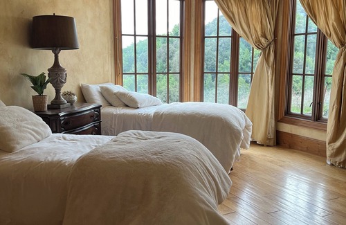 Saratoga Other | Chateau with 5 bedrooms and WiFi, in lovely Saratoga