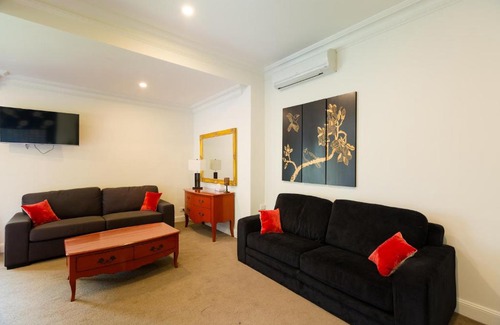 Lyndoch House | Elegant Chateau Yaldara House - Family-Friendly Retreat