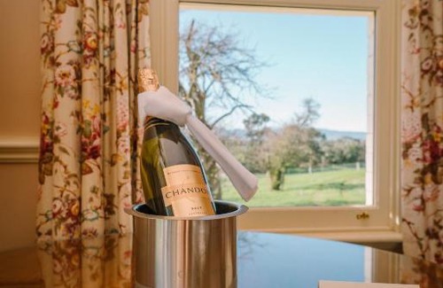 Yering Hotel | Elegant Chateau Yering: 5-Star Stay with Pool & Dining
