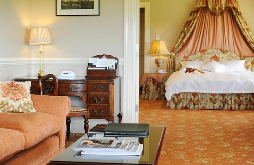 Yering Hotel | Elegant Chateau Yering: 5-Star Stay with Pool & Dining