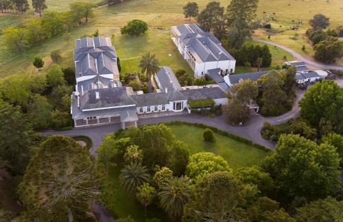 Yering Hotel | Elegant Chateau Yering: 5-Star Stay with Pool & Dining