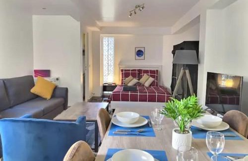 Chatenay-Malabry Apartment | Chatenay 2: Guest Rated Comfort for Your Travels