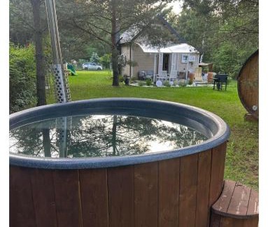 gmina Peczniew House | Pet-Friendly Retreat at Chatka Jezioranka with Hot Tub