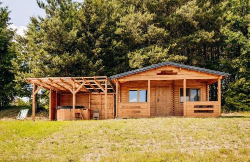 Barczewo Cabin | Relax at Chatka na Wzgórzu: Jacuzzi & Fishing Pond Retreat