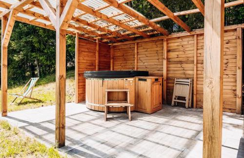 Barczewo Cabin | Relax at Chatka na Wzgórzu: Jacuzzi & Fishing Pond Retreat