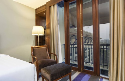 Kandawgyi Lake Area Hotel | Elegant Chatrium Hotel Royal Lake Yangon: 5-Star Retreat