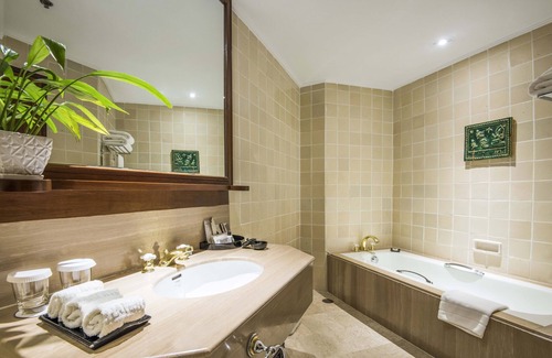 Kandawgyi Lake Area Hotel | Elegant Chatrium Hotel Royal Lake Yangon: 5-Star Retreat