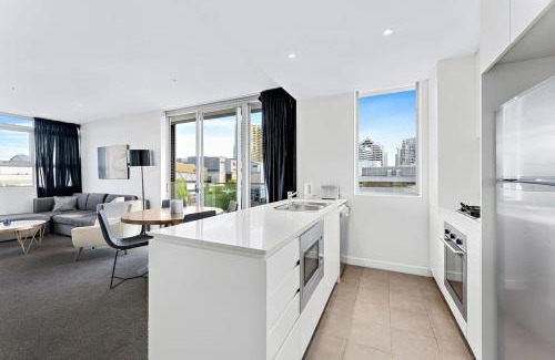 Chatswood CBD Apartment | Chatwood CBD 2BR with Balcony, Parking & Office Space