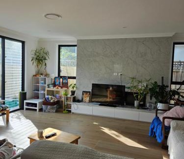 Chatswood House | Family-Friendly Stay at Chatswood East Garden with Hot Tub