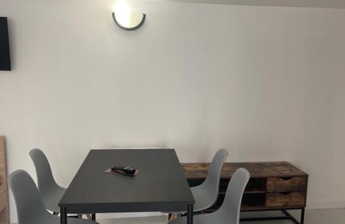 Palaiseau Apartment | Family-Friendly Retreat at Chaudari Guest House Awaits You