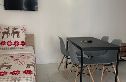 Palaiseau Apartment | Family-Friendly Retreat at Chaudari Guest House Awaits You