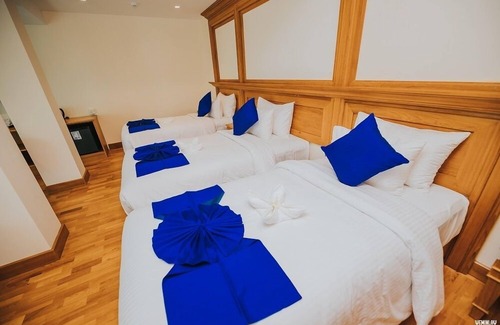 Chaung Thar Hotel | Relax at Chaung Tha Lodge: Family-Friendly with Pool & Dining