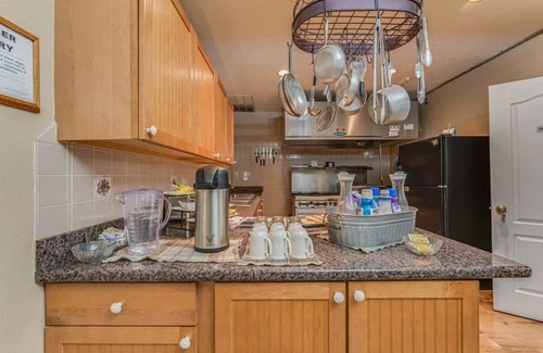Chassahowitzka Bed & Breakfast | Experience Comfort at Chaz River Suite with Family-Friendly Amenities