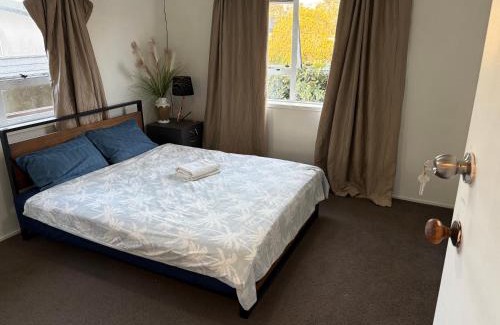 Auckland House | Cheap Guesthouse in New Lynn