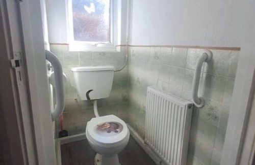 Southwick House | Cheap n' Cheerful Town House with view of Horses.
