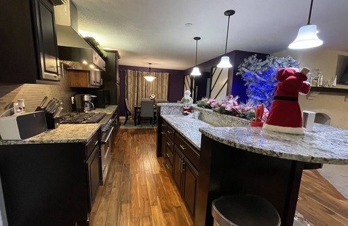 West Des Moines House | CHEAP WEEKDAYS! ARCADE, POOL TBL, PING PONG, HOT TUB, DECK! ACCESS TO POOLS!