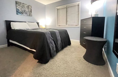 West Des Moines House | CHEAP WEEKDAYS! ARCADE, POOL TBL, PING PONG, HOT TUB, DECK! ACCESS TO POOLS!