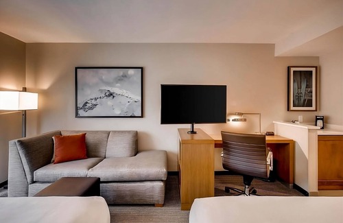 Mountain House Hotel | Discover Peaks of Keystone: Pet-Friendly Retreat with Breakfast
