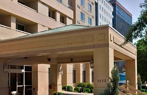 Rosslyn Apartment | Explore Theodore Roosevelt Island Park: Modern Units Await!
