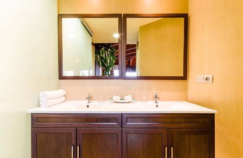 Chana Hotel | Comfortable Stay at Checkin Camino de Granada with Spa & Pool