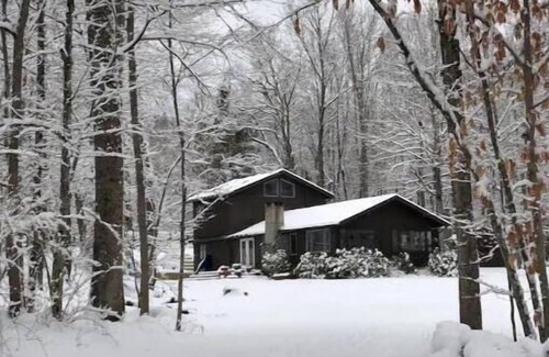 Big Indian House | Discover Cheekymoose Mountain House: Family-Friendly Retreat