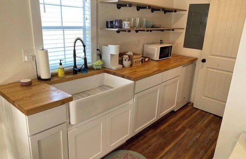 Taylor Other | Delightful 1-Bedroom Farm Getaway with Kitchen & Breakfast