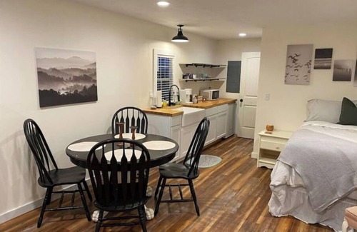 Taylor Other | Delightful 1-Bedroom Farm Getaway with Kitchen & Breakfast
