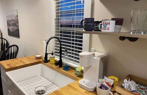 Taylor Other | Delightful 1-Bedroom Farm Getaway with Kitchen & Breakfast