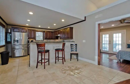 Florence House | Delightful 1 Bedroom with Kitchen & Pet-Friendly Perks