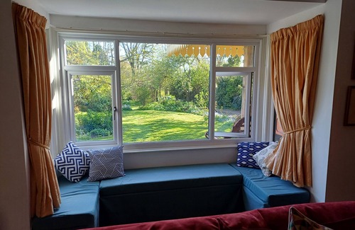Portesham Cottage | Charming 1960s Cottage Near Jurassic Coast with Spa & Hot Tub
