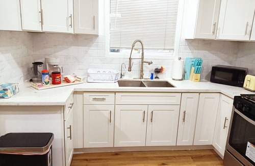 Monterey Park House | Bright 2-Bedroom House Near DTLA with Breakfast Included