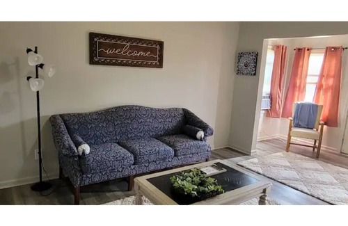 Delphos House | Bright 2 Bedroom Delphos Bungalow - Family Friendly Stay