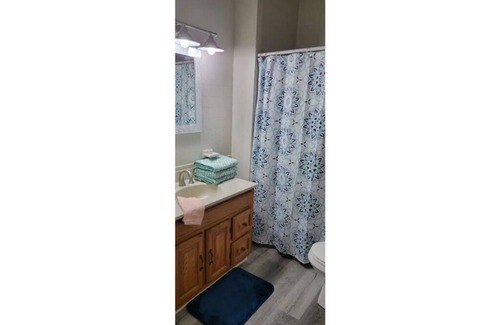 Delphos House | Bright 2 Bedroom Delphos Bungalow - Family Friendly Stay