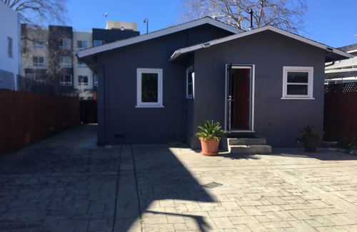 Southwest Berkeley House | Delightful 2-Bedroom House in Berkeley with Pool & Pets