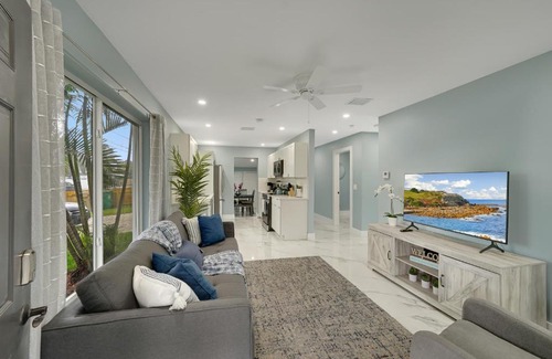 Davie House | Welcoming 2 Bedroom Lakehouse with Home Office & Pet Friendly