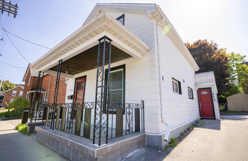 Cobourg House | Delightful 2-BR Home with Backyard, Near Beach & Lake